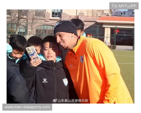 足球球星袜子背后的科技与舒适性探索穿着细节助力场上表现提升